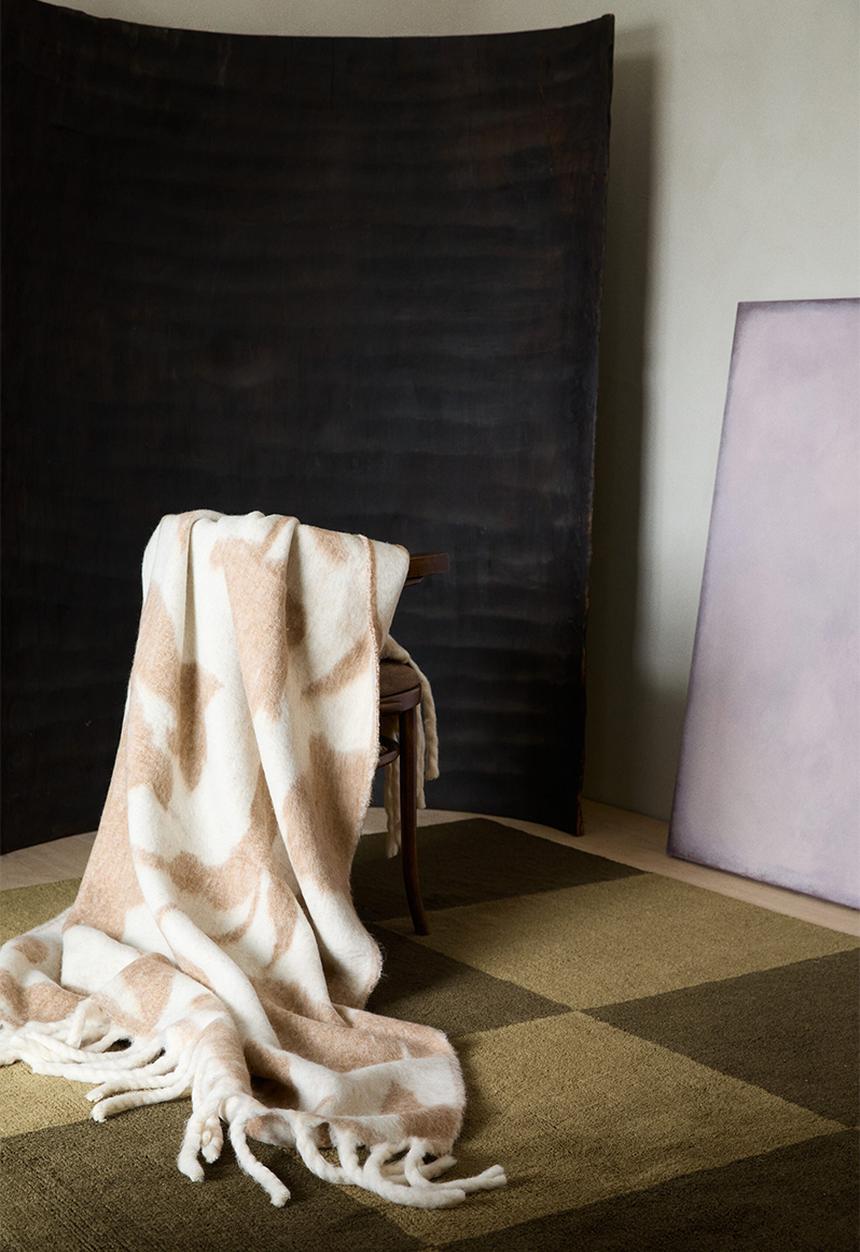 H&M - Patterned wool-blend blanket - beige/floral