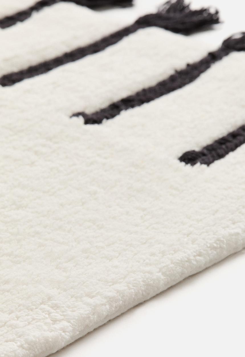 H&M - Tufted bath mat with tassels - white/black
