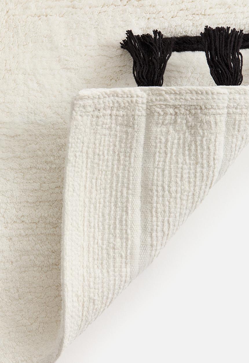 H&M - Tufted bath mat with tassels - white/black