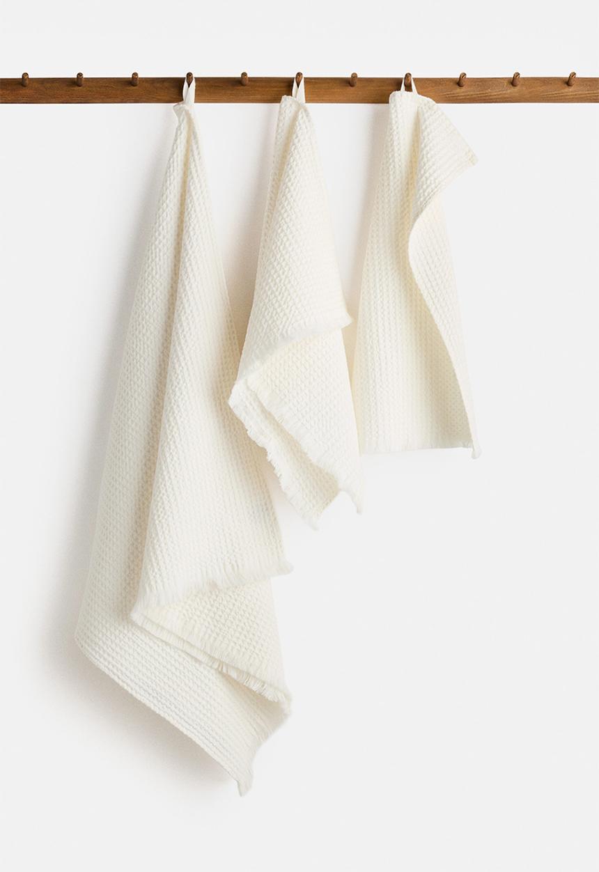 H&M - Waffled bath towel - white