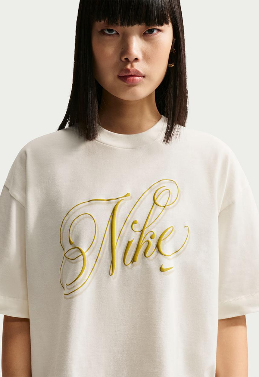 Nike - W Nsw Ss Tee Boxy Script - Sail