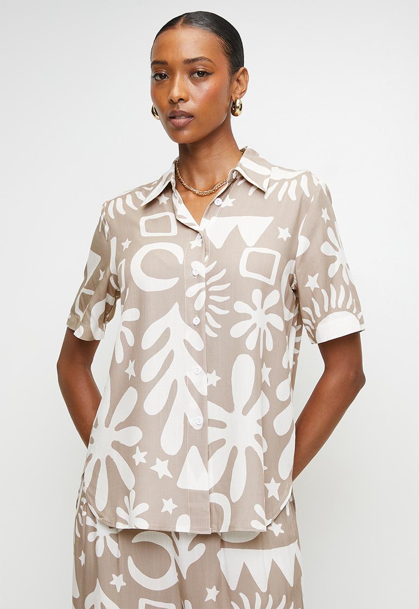 Izabel London - S/S Button Through Regular Fit Shirt With Abstract Print Design - Latte