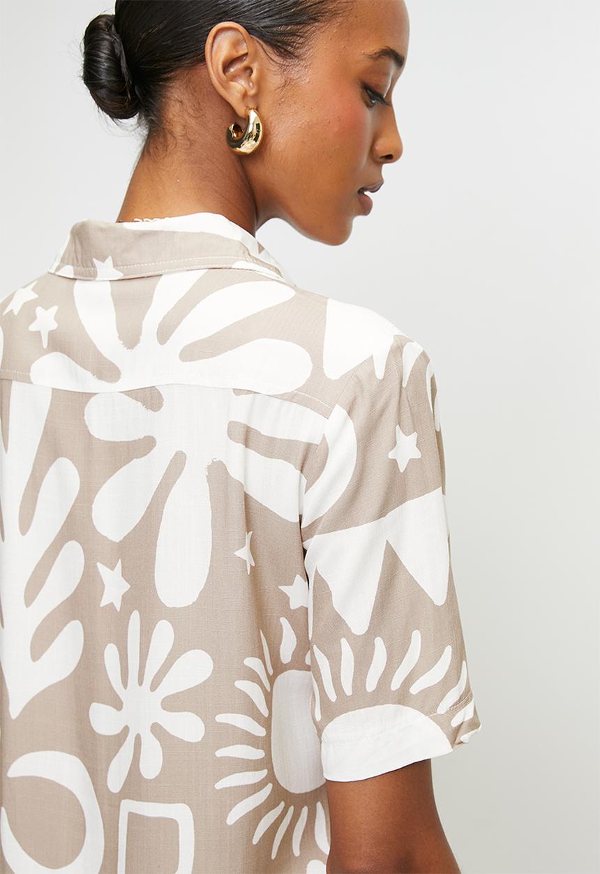 Izabel London - S/S Button Through Regular Fit Shirt With Abstract Print Design - Latte