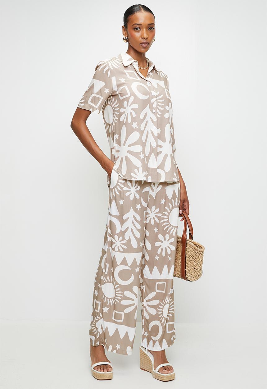 Izabel London - S/S Button Through Regular Fit Shirt With Abstract Print Design - Latte