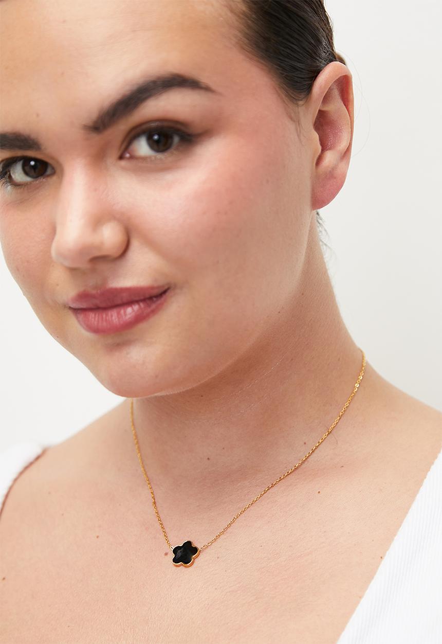 Zoe on Trend - Stylish Clover Necklace - Gold