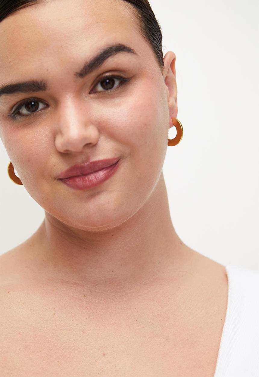 Zoe on Trend - Elegant Hoop Earrings - Gold