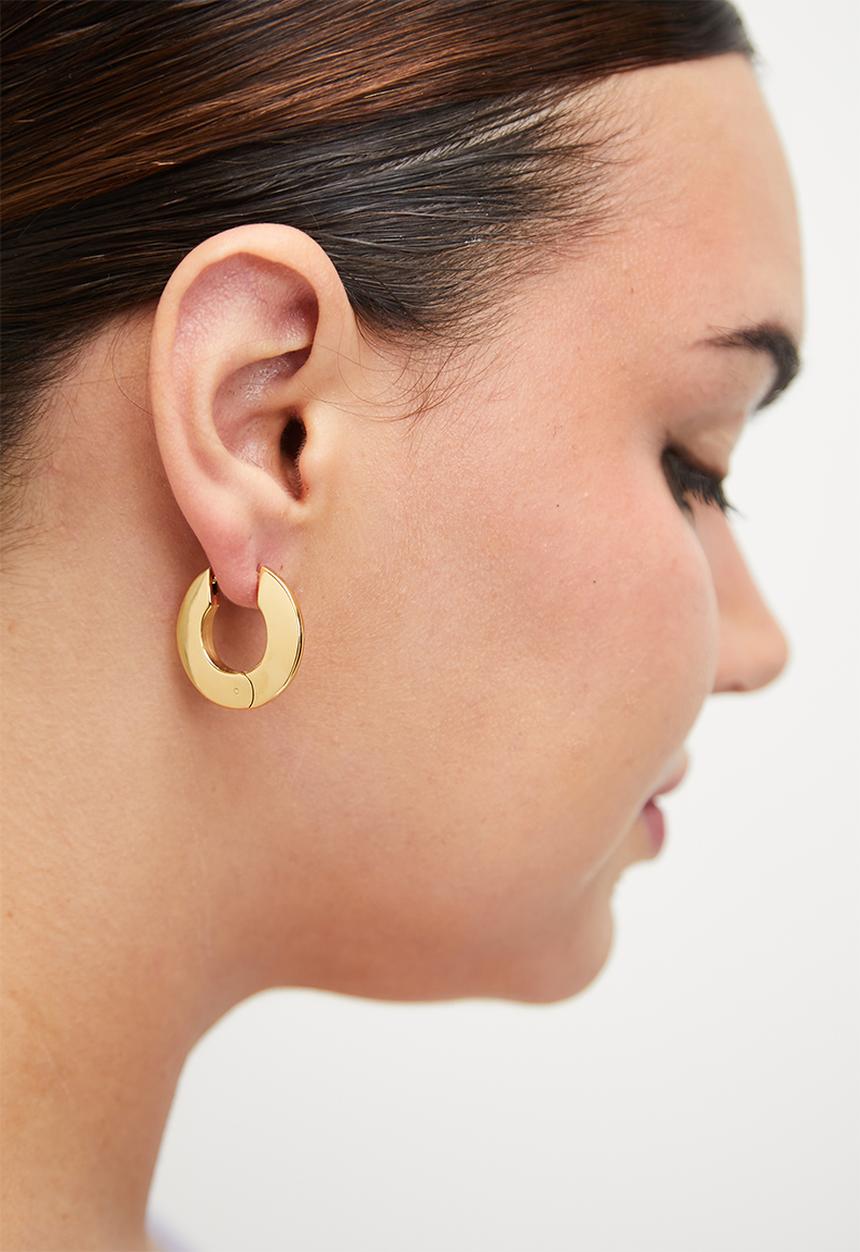 Zoe on Trend - Elegant Hoop Earrings - Gold