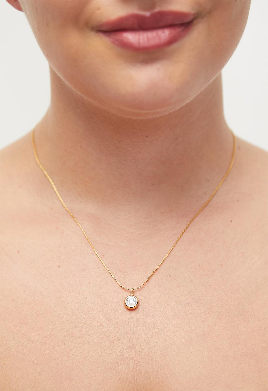 Zoe on Trend - Stylish Pendant Necklace - Gold