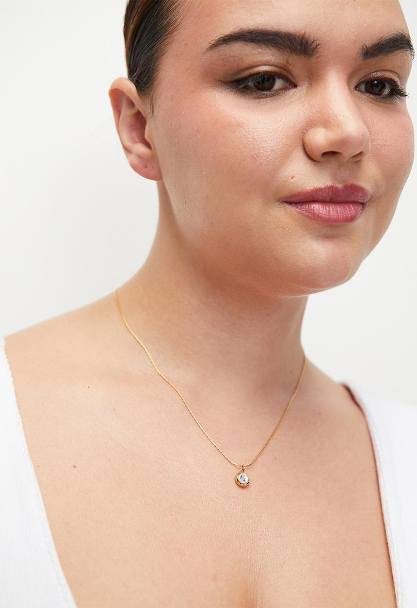 Zoe on Trend - Stylish Pendant Necklace - Gold