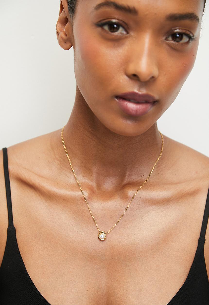 Zoe on Trend - Stylish Pearl Pendant Necklace - Gold