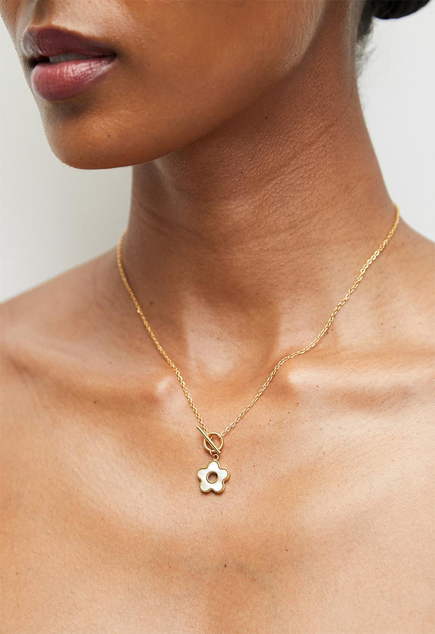 Zoe on Trend - Stylish Clover Fob Necklace - Gold