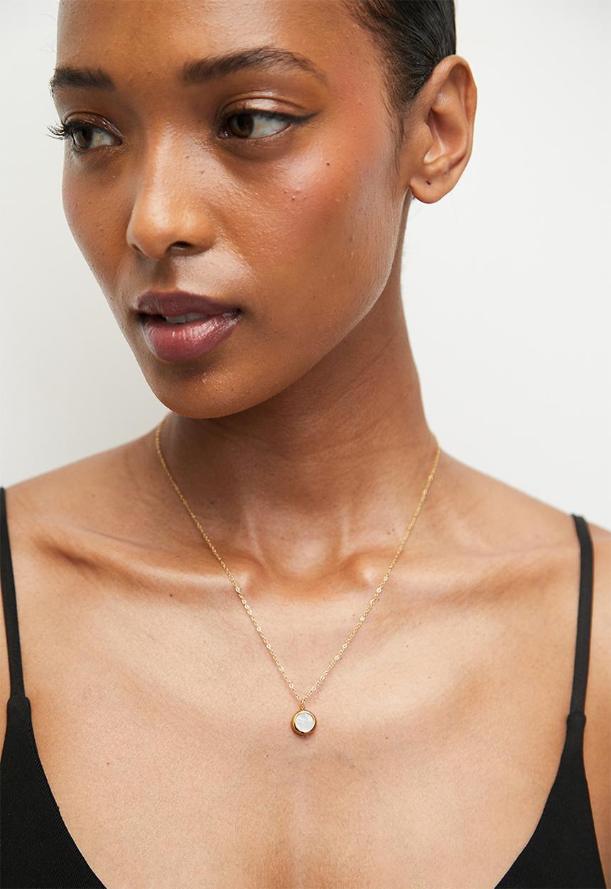 Zoe on Trend - Stylish Oval Pendant Necklace - Gold