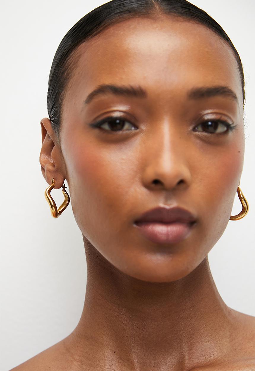 Zoe on Trend - Modern Twisted Curve Hoop Earrings - Gold