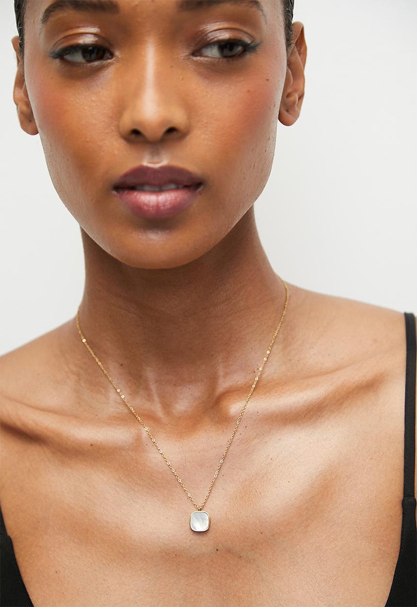 Zoe on Trend - Stylish M.O.P. Inlay Pendant Necklace - Gold