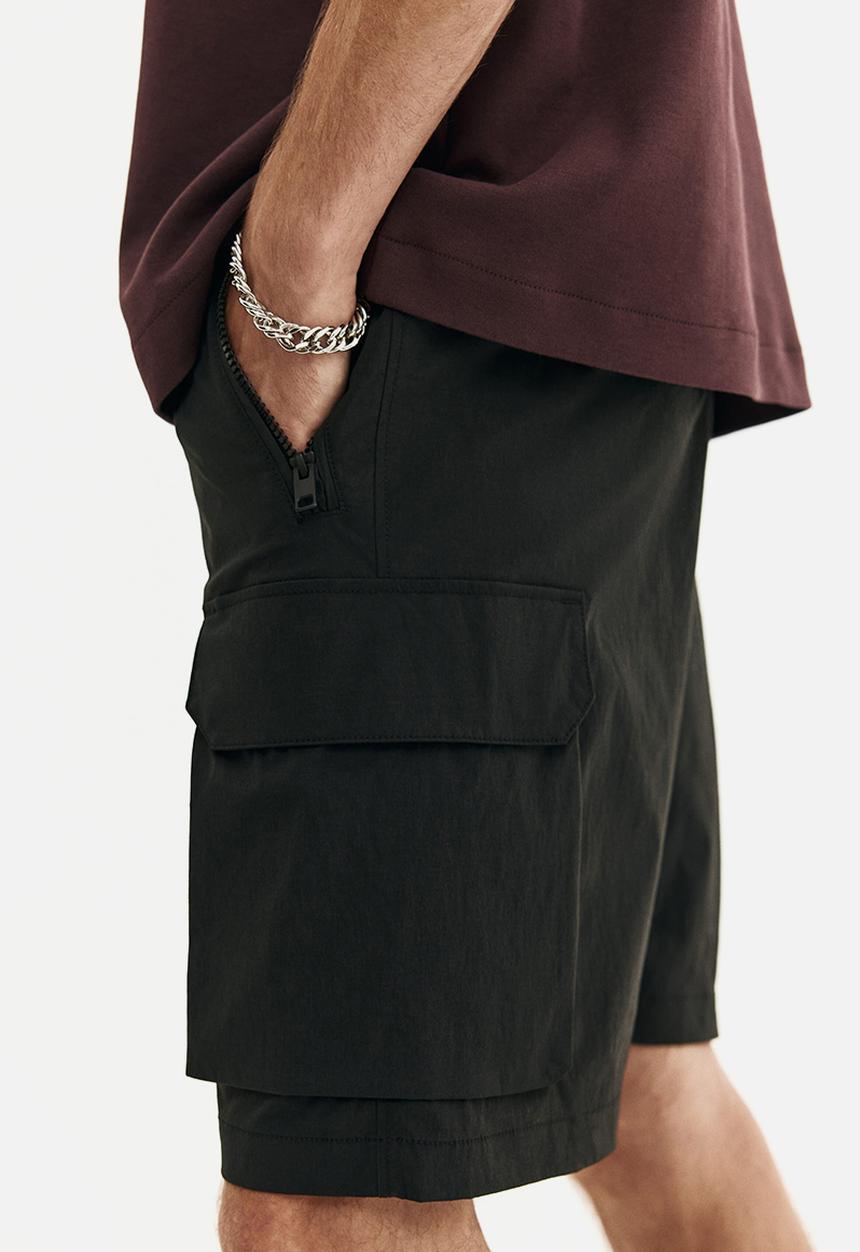 H&M - Regular fit nylon cargo shorts - black