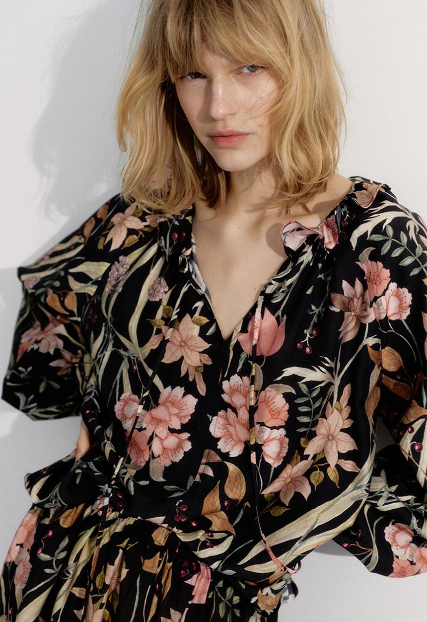 H&M - Frill-collar blouse - black/floral 