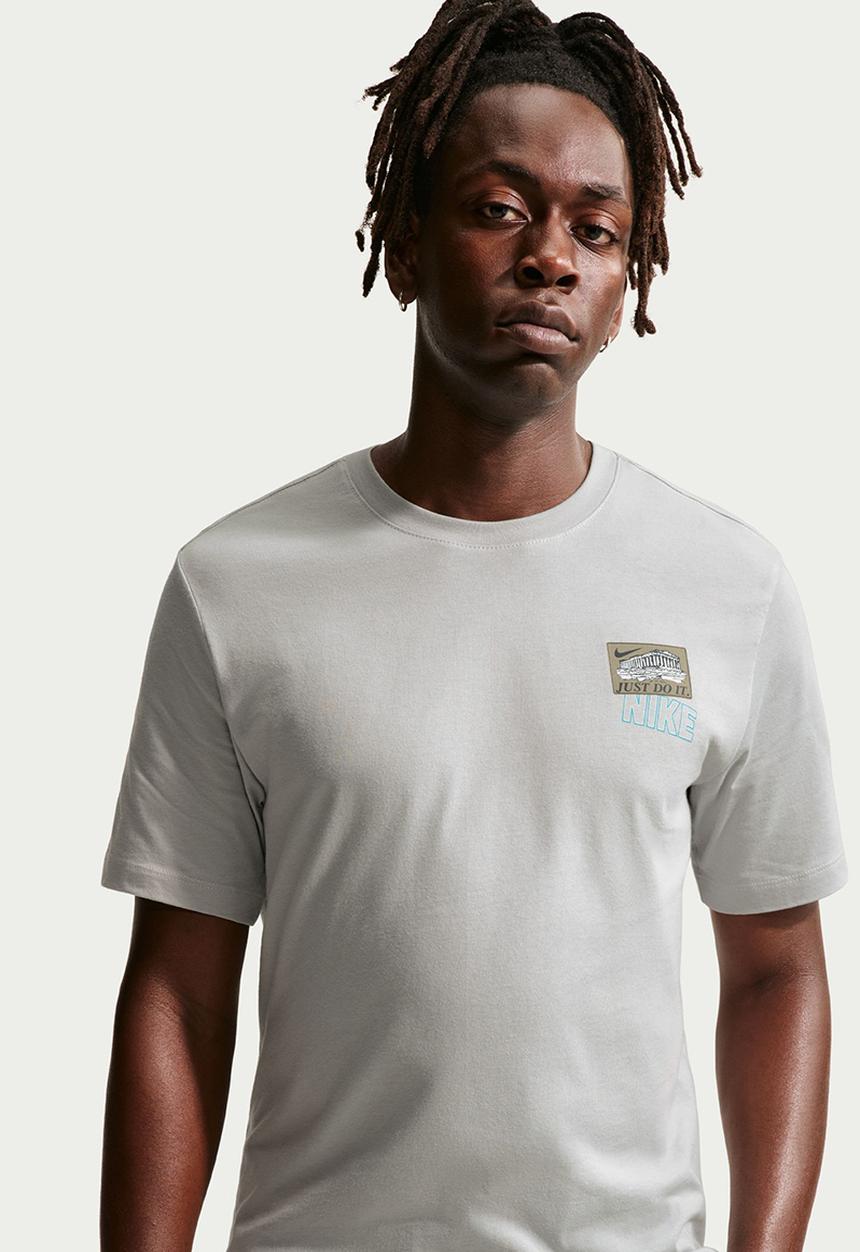 Nike - Stickers Training Tee- Grey