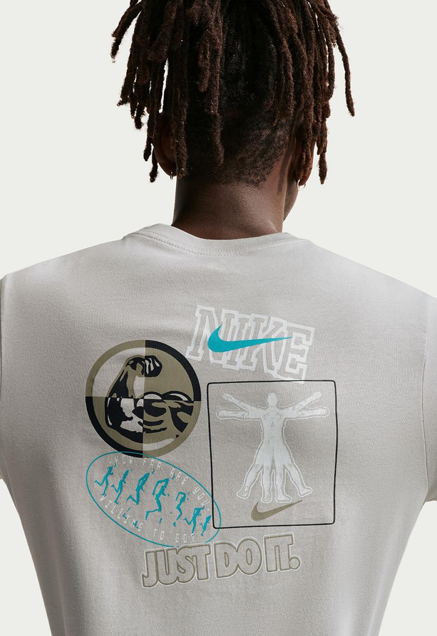 Nike - Stickers Training Tee- Grey