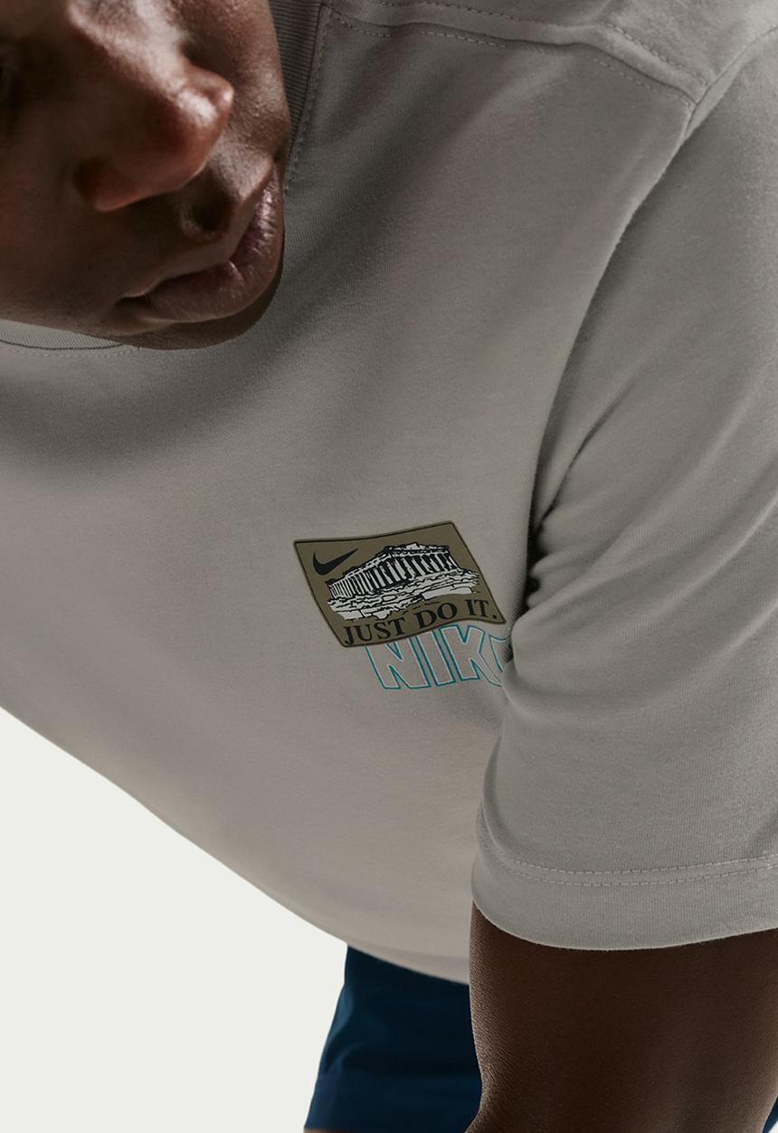 Nike - Stickers Training Tee- Grey