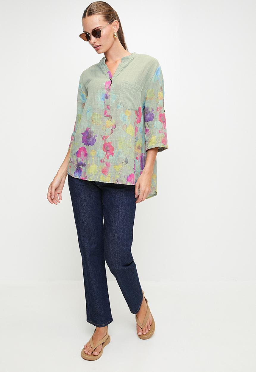 Izabel London - Italian Made Half Sleeve Half Placket Scoop Hem Blouse - Sage