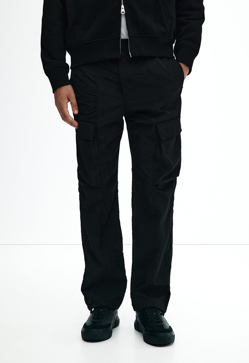 H&M - Relaxed fit nylon cargo trousers - black