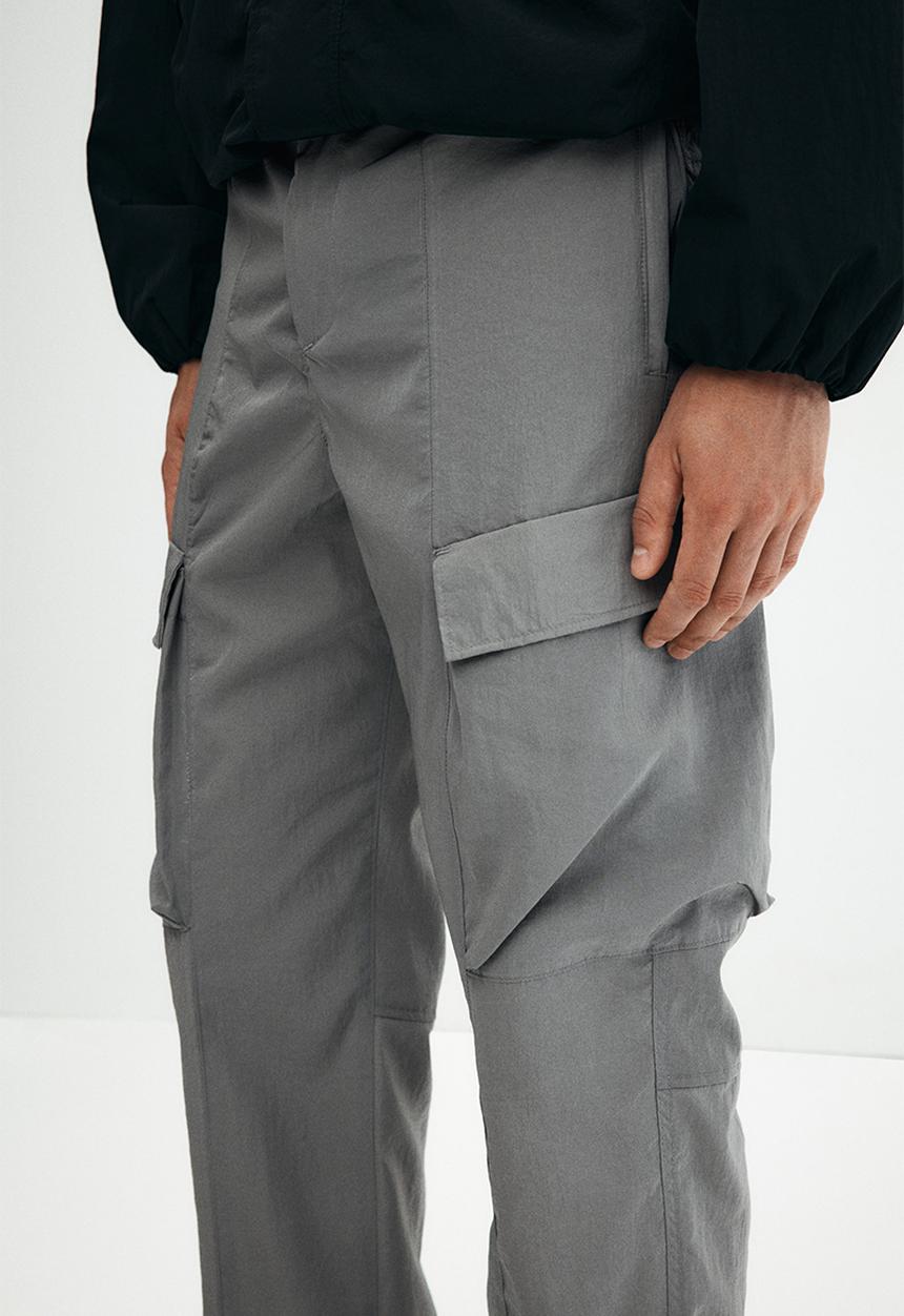 H&M - Relaxed fit nylon cargo trousers - grey
