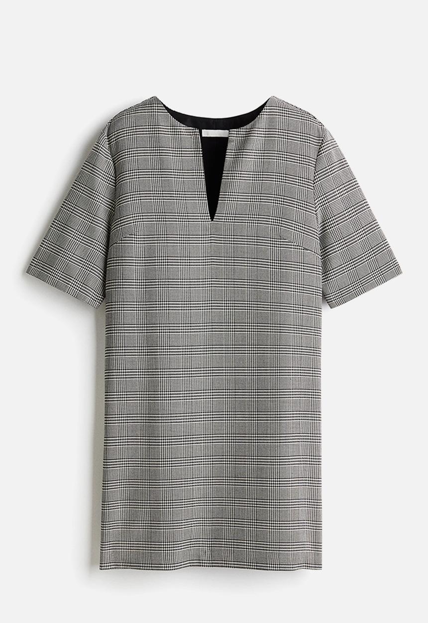 H&M - Short-sleeved dress - black dogtooth pattern
