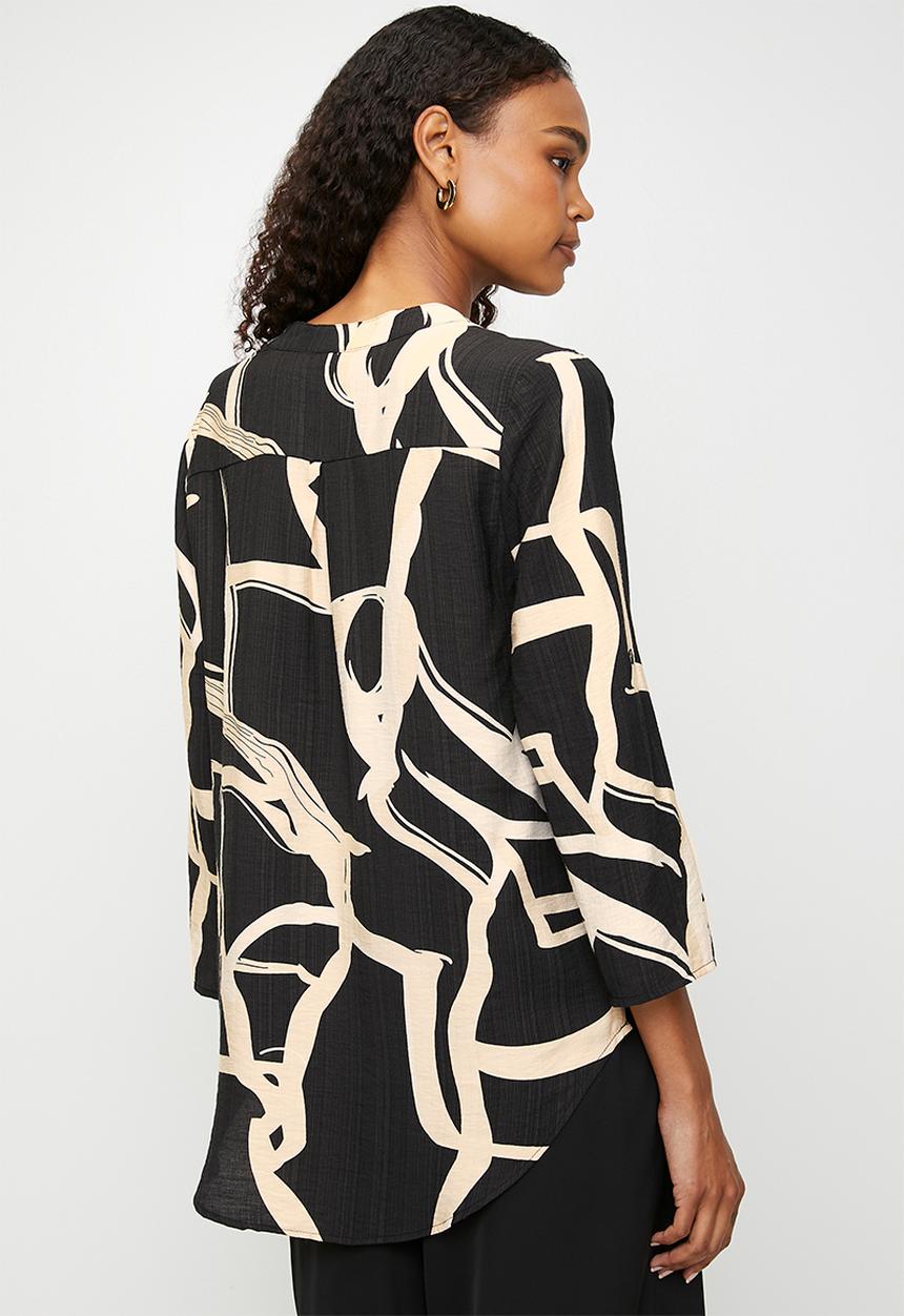 Izabel London - 3/4 Sleeve Key Hole Hem Printed Blouse - Black/White
