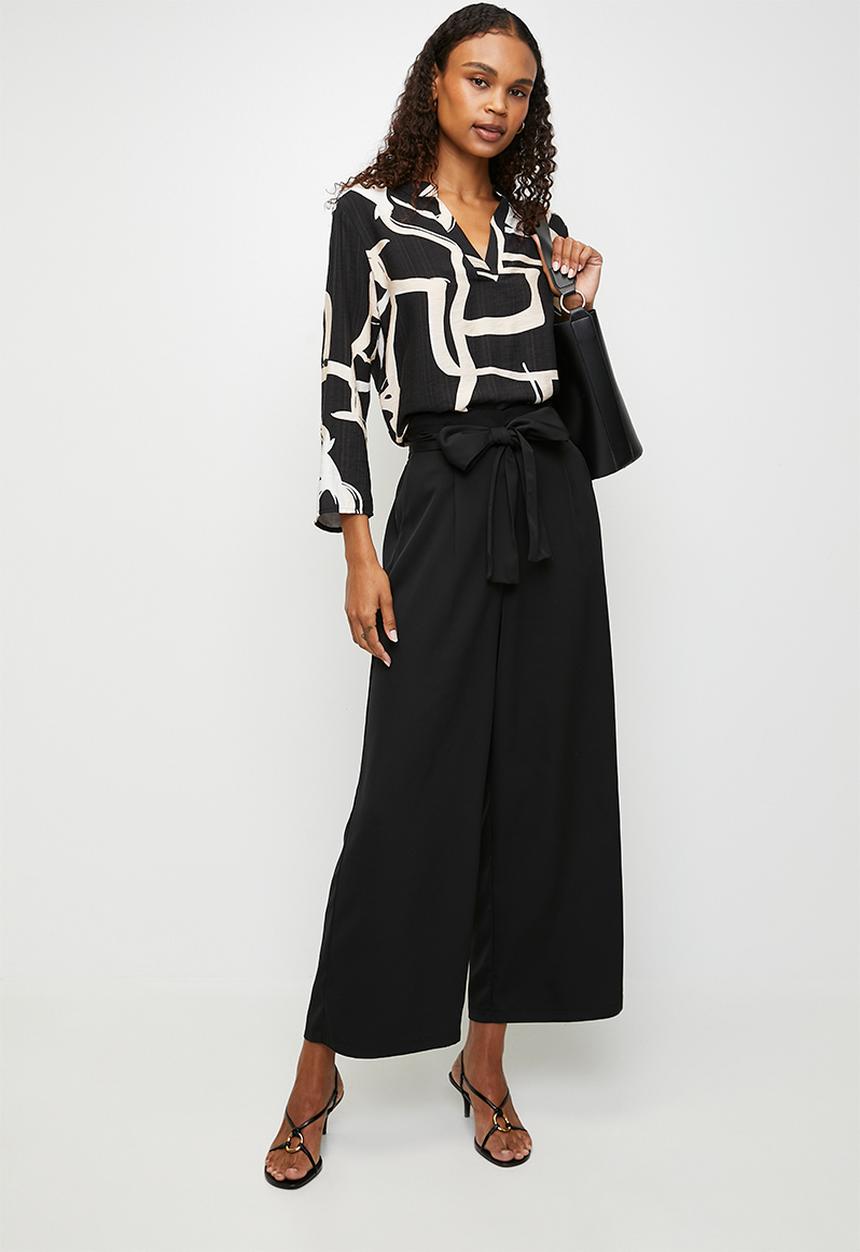 Izabel London - 3/4 Sleeve Key Hole Hem Printed Blouse - Black/White