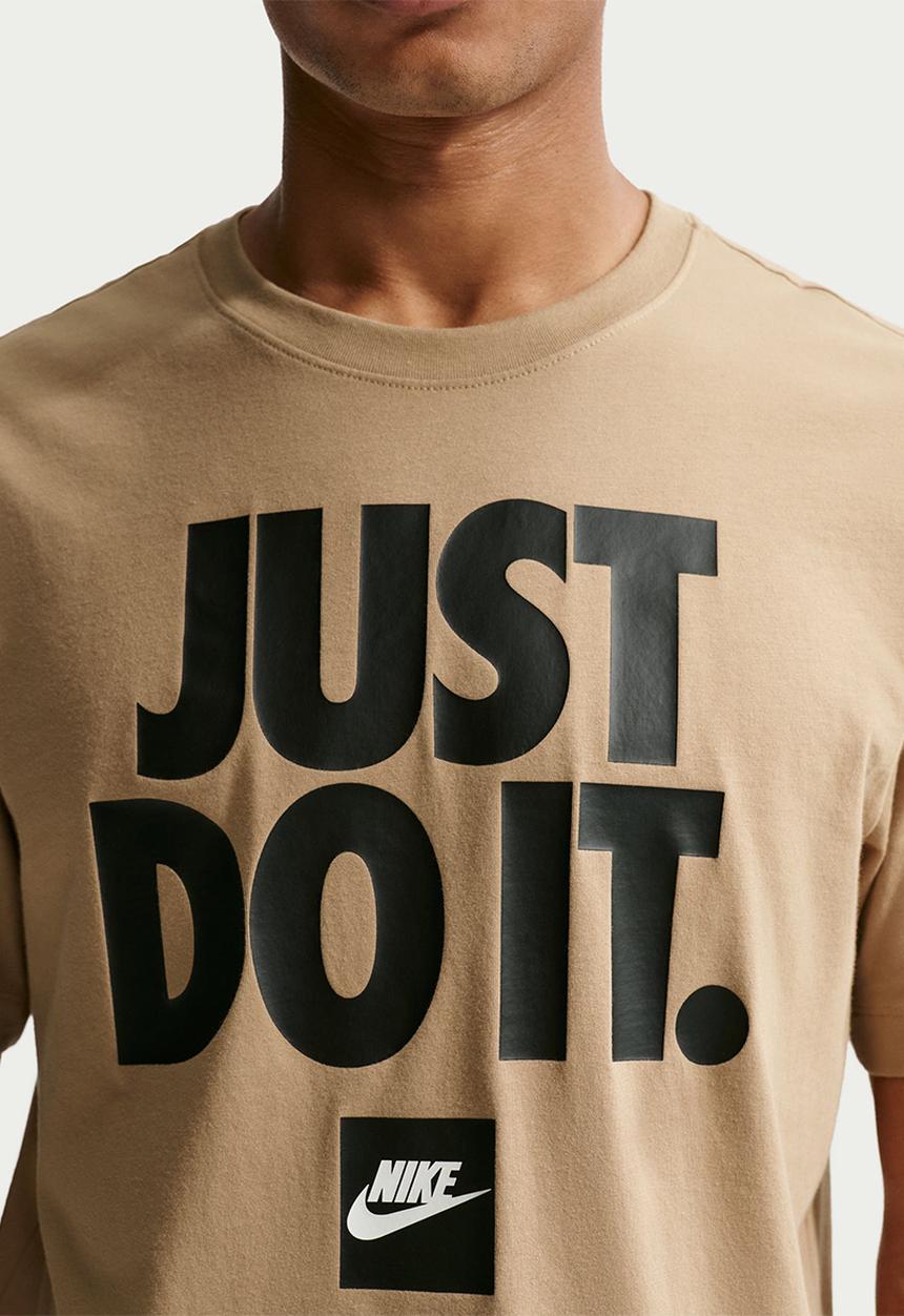 Nike - NSW FRAN JDI VERBIAGE Tee - Brown