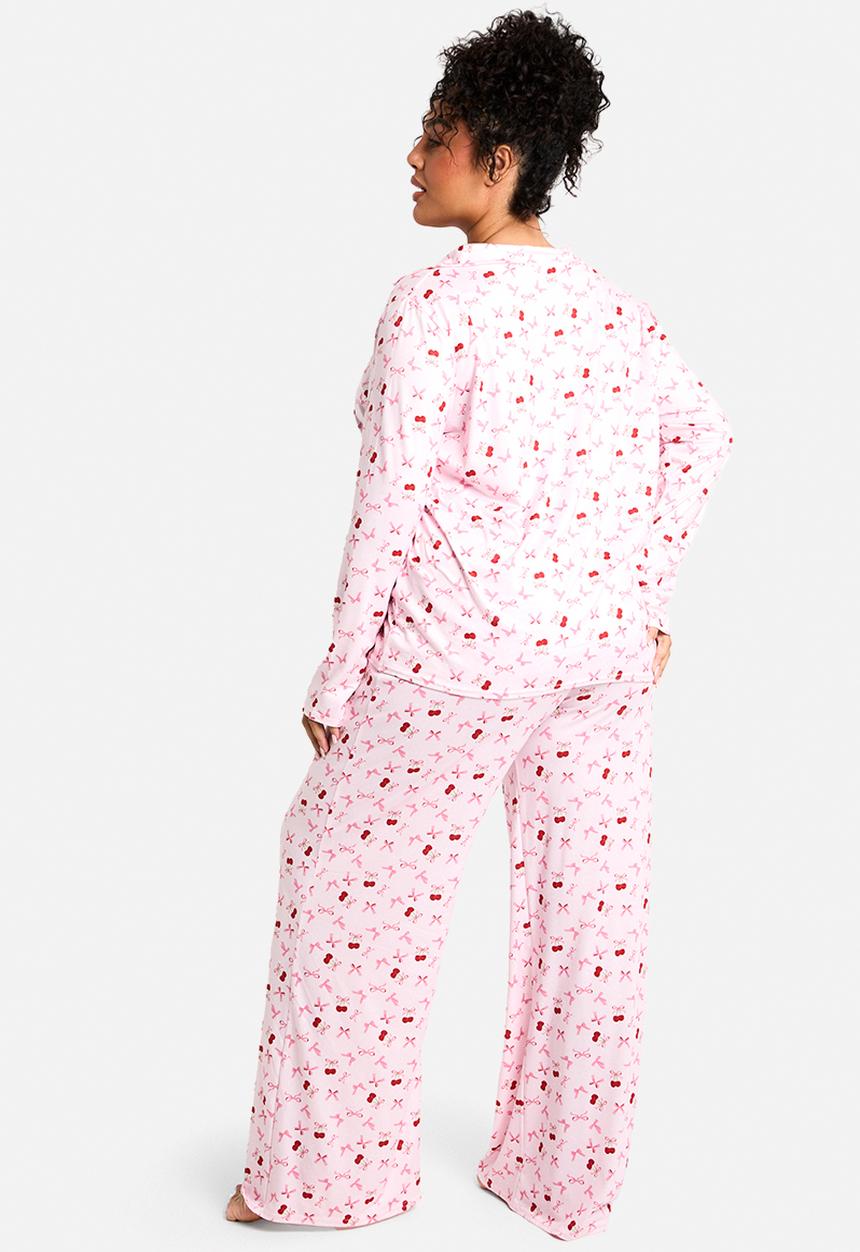 boohoo - Plus cherry print long sleeve & trouser pj set - baby pink