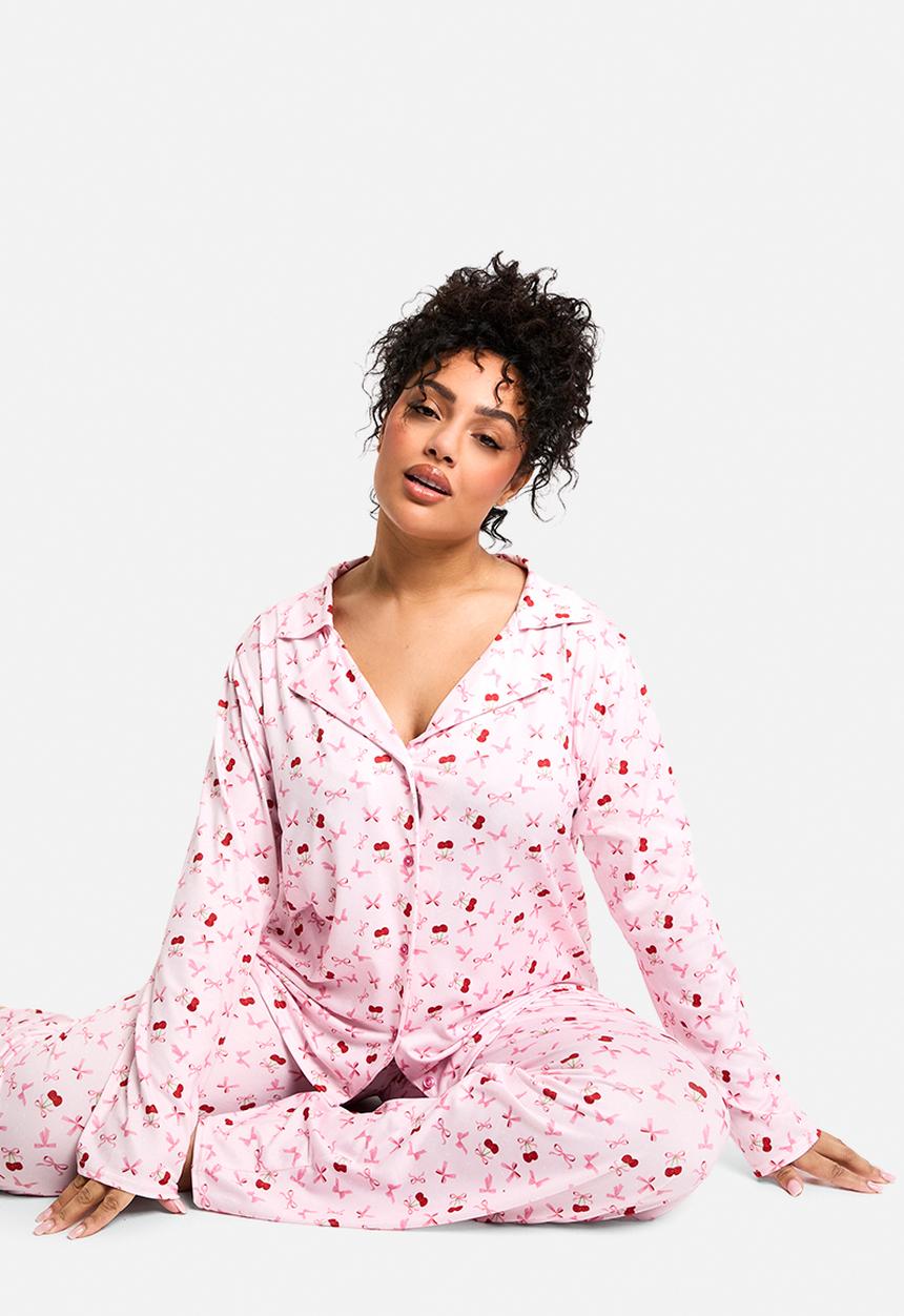 boohoo - Plus cherry print long sleeve & trouser pj set - baby pink