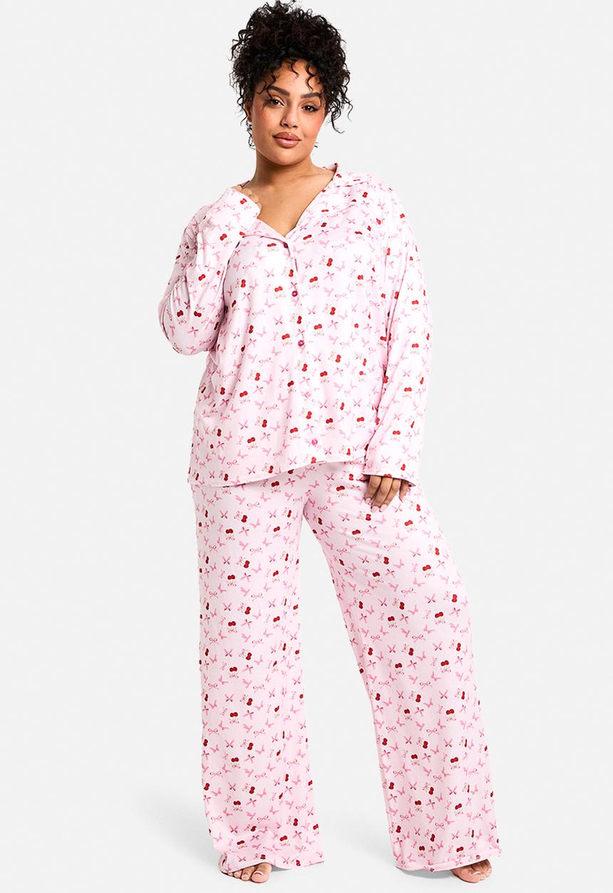 boohoo - Plus cherry print long sleeve & trouser pj set - baby pink