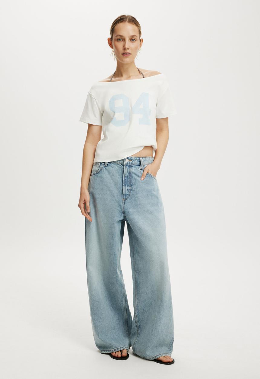 Cotton On - The sporty off shoulder graphic tee - 94/vintage white