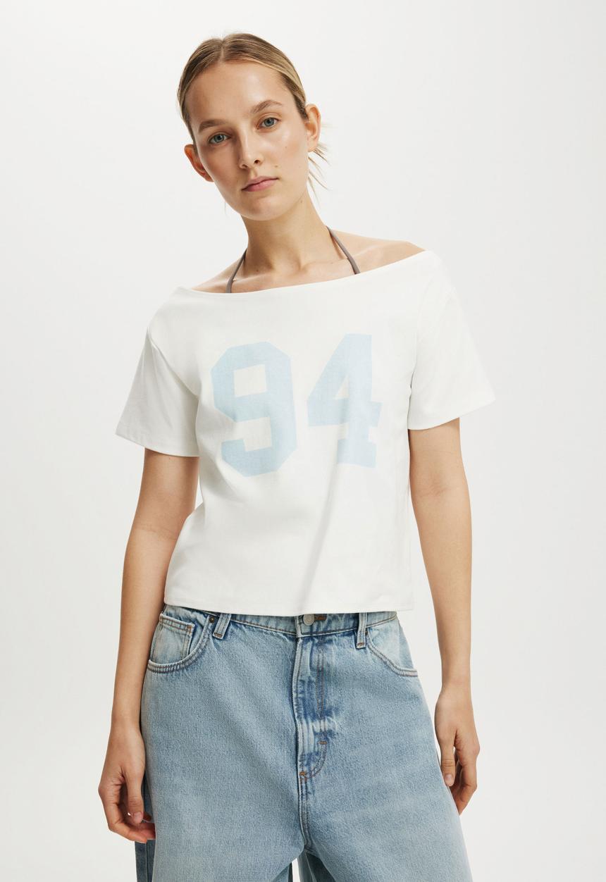 Cotton On - The sporty off shoulder graphic tee - 94/vintage white