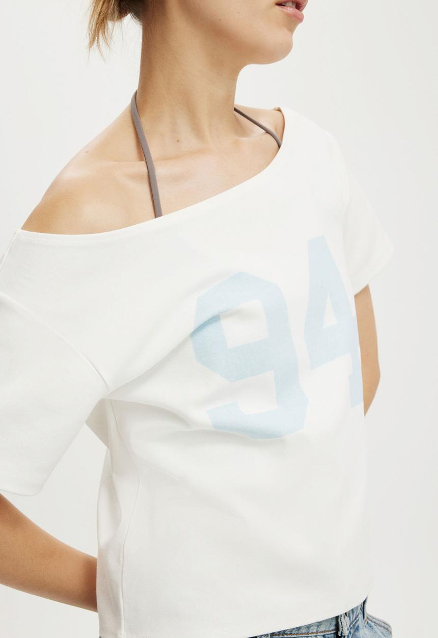 Cotton On - The sporty off shoulder graphic tee - 94/vintage white