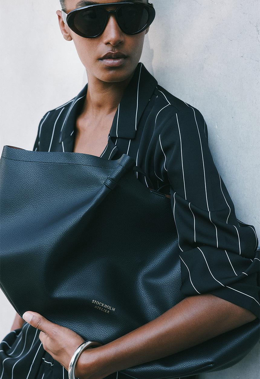H&M - Shopper with pouch - black