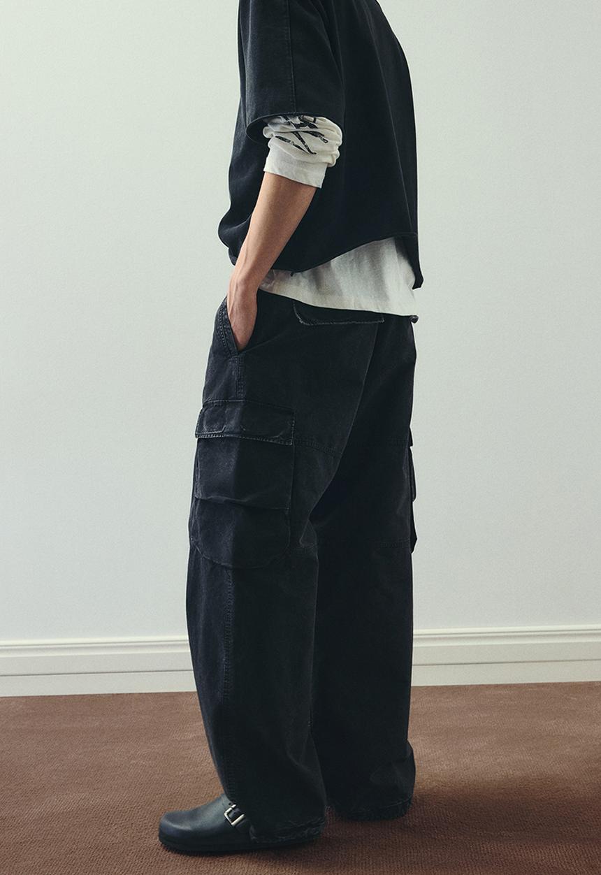 H&M - Loose fit washed cargo trousers - black
