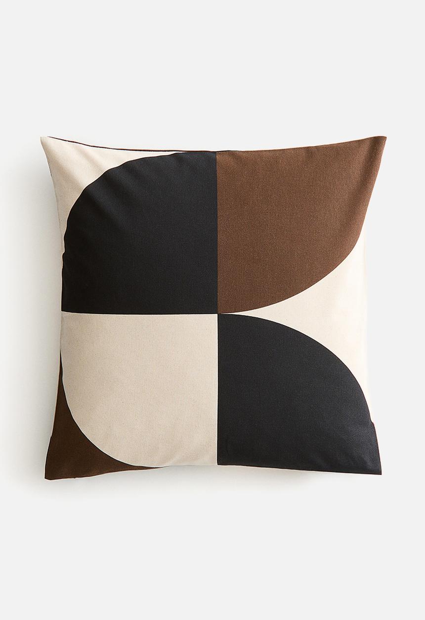 H&M - Patterned cushion cover - dark brown/colour block 