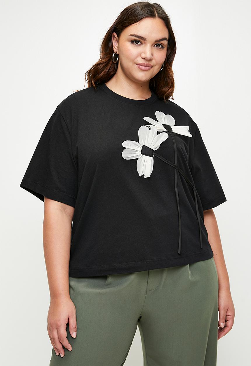 Me&B - Plus Ultimate Tee with 3D Flowers - Black
