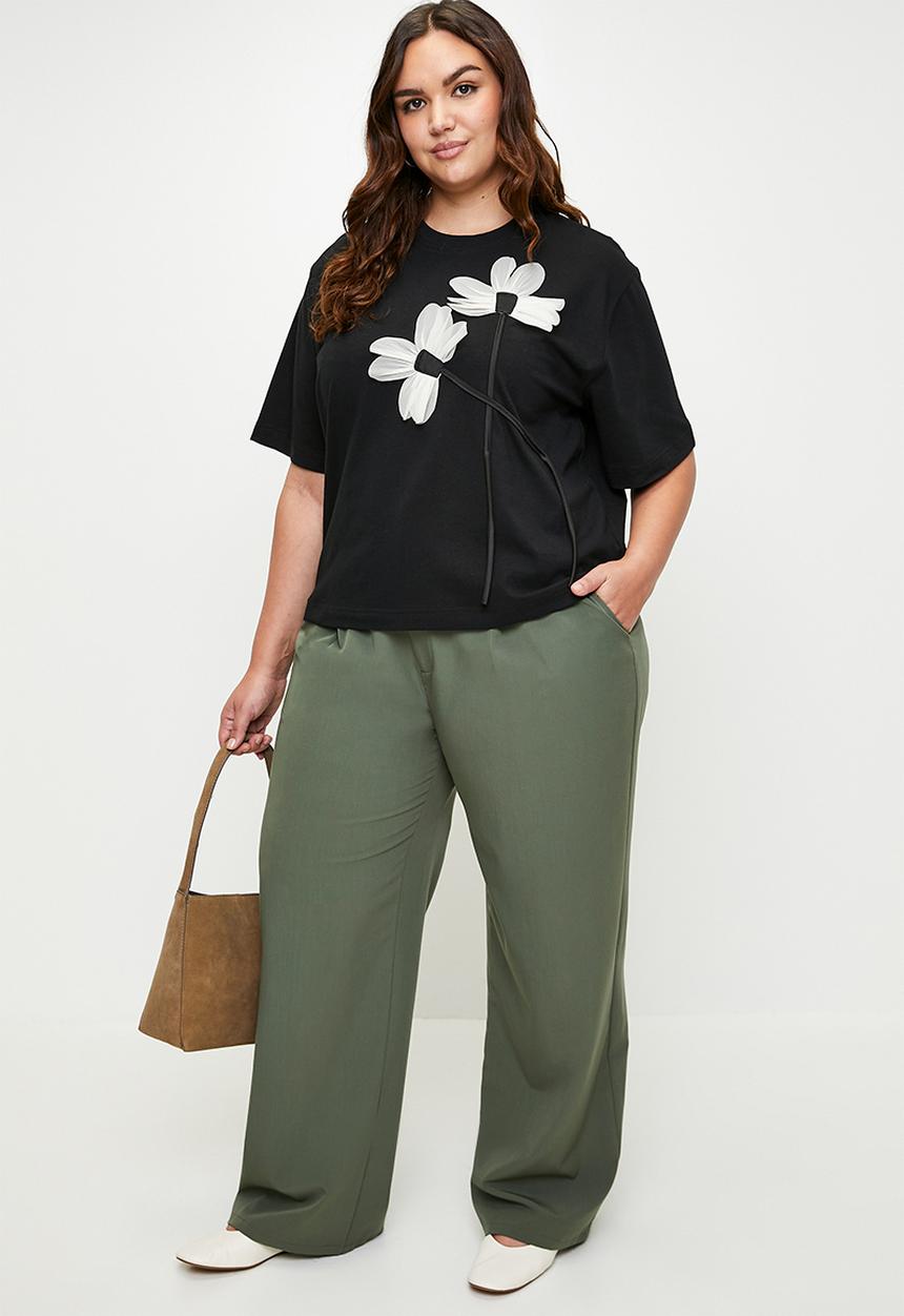 Me&B - Plus Ultimate Tee with 3D Flowers - Black