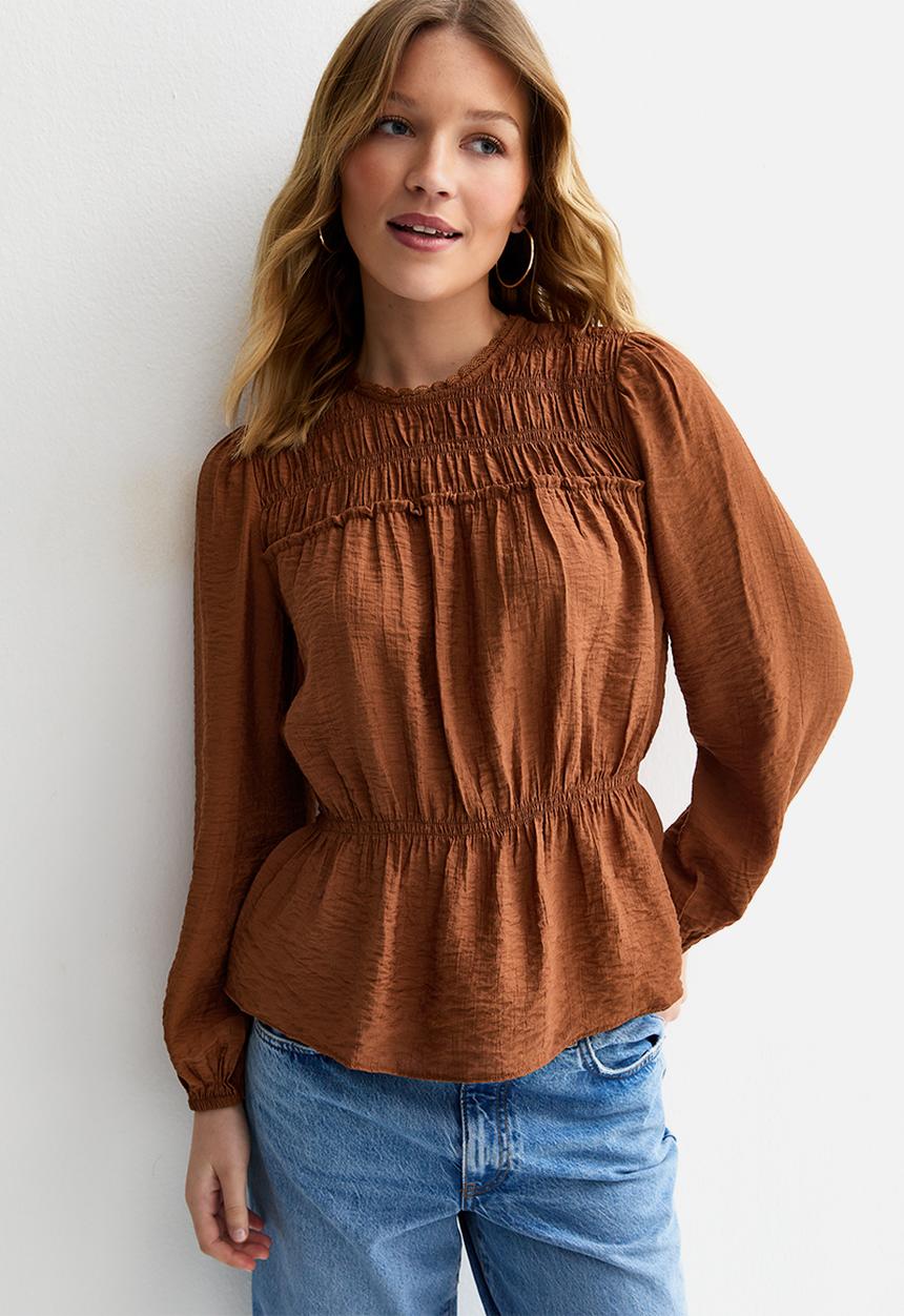 New Look - Vde shelly shirred crew neck blouse  - brown
