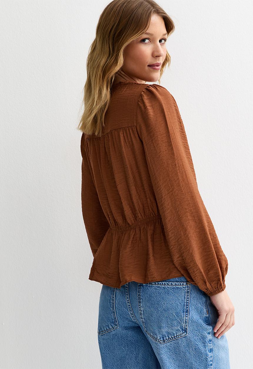 New Look - Vde shelly shirred crew neck blouse  - brown