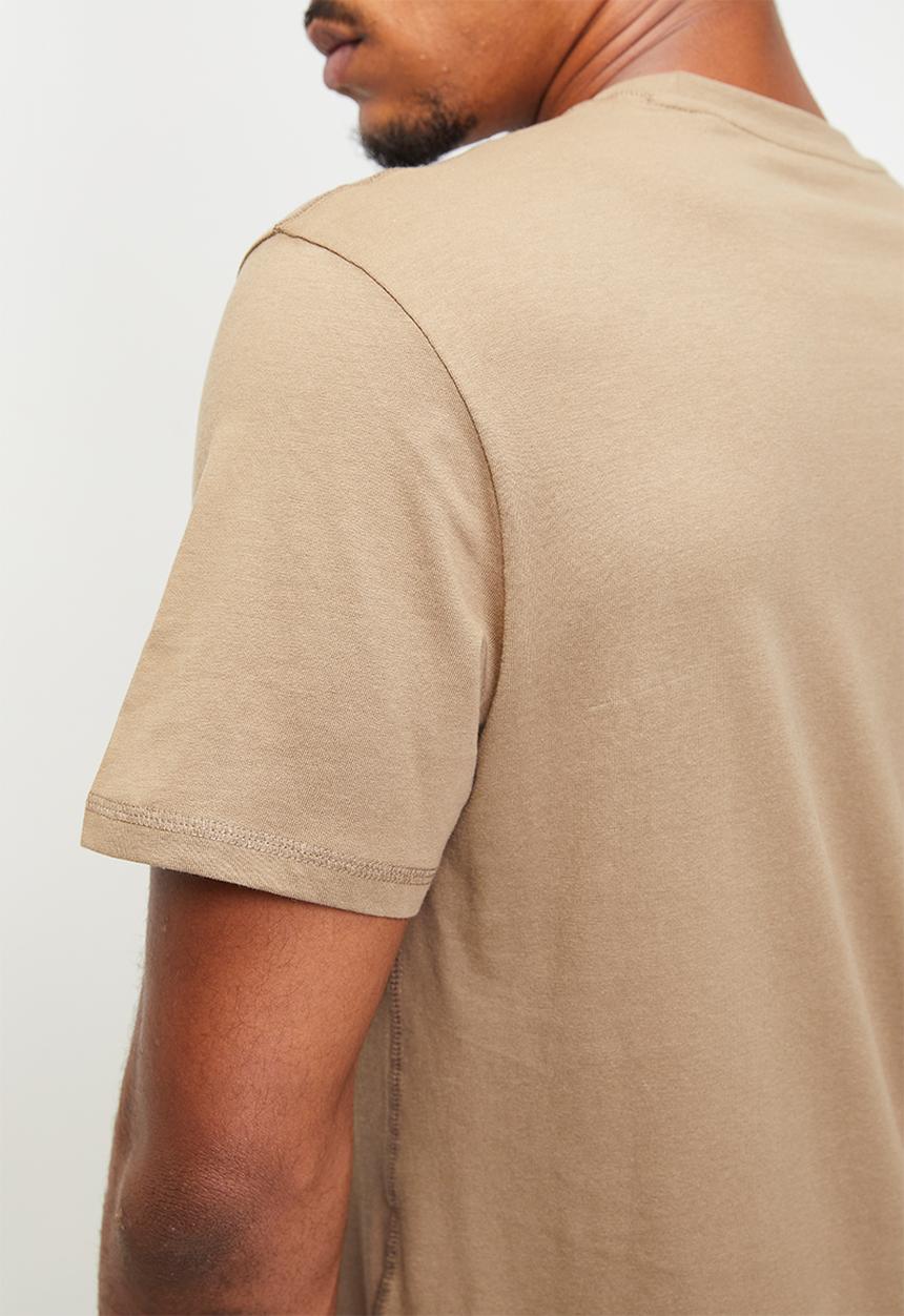 GUESS - Cn Ss Triangle Logo Tee - Elk Brown