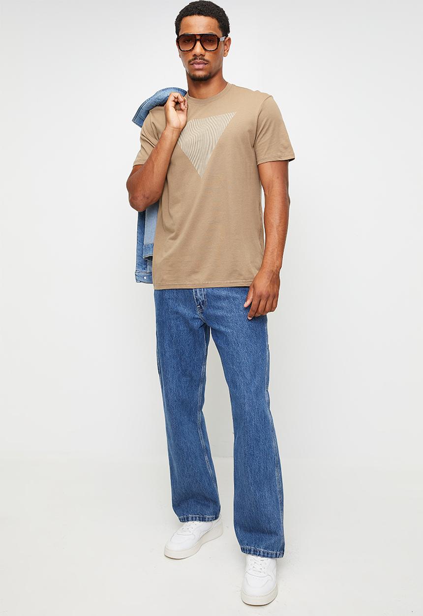 GUESS - Cn Ss Triangle Logo Tee - Elk Brown