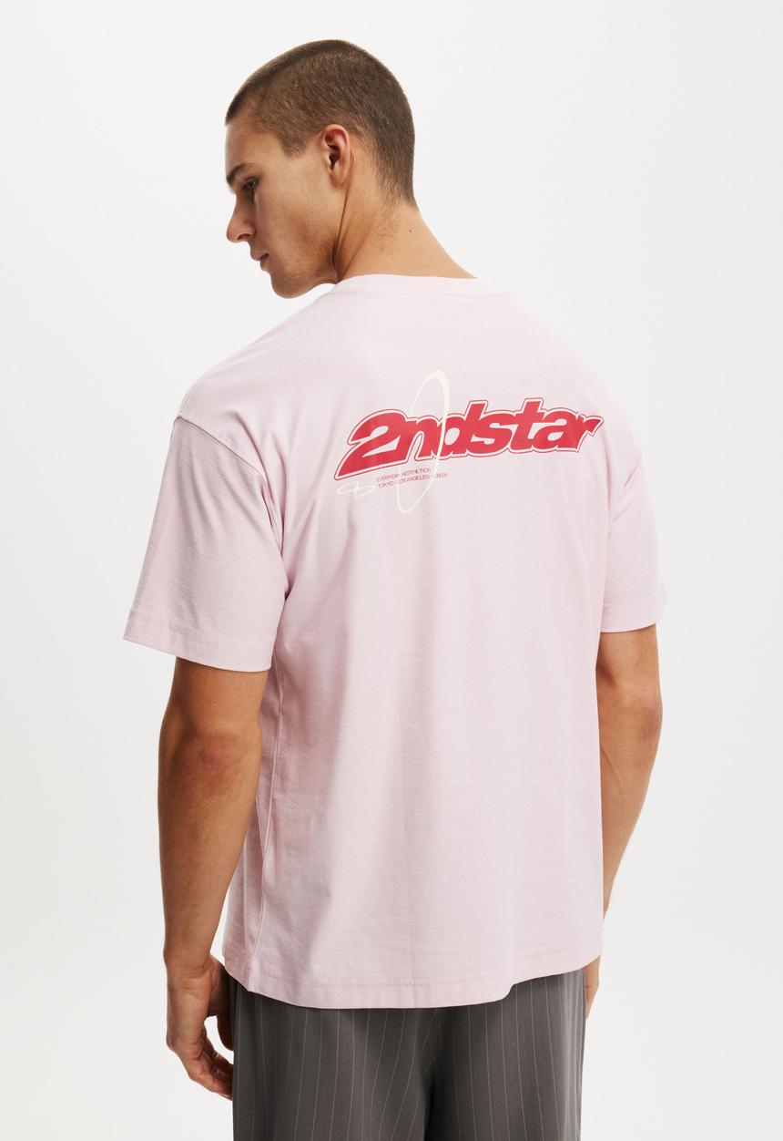 Cotton On - Box fit graphic T-shirt - centre studios / corsage pink