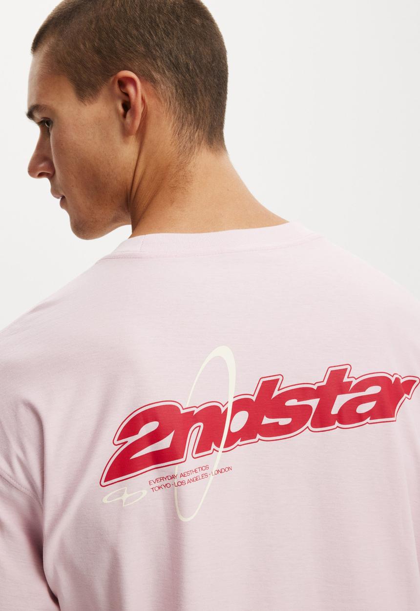 Cotton On - Box fit graphic T-shirt - centre studios / corsage pink