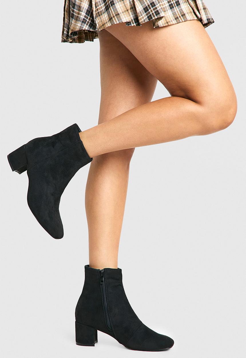 boohoo - Wide fit faux suede low block heel shoe boots - black