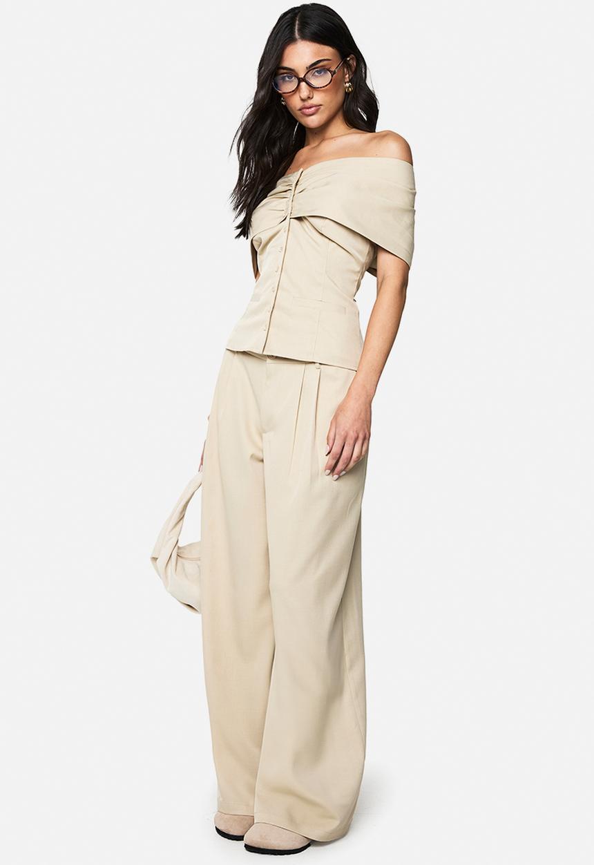 boohoo - Tailored pleated front wide leg trousers - stone