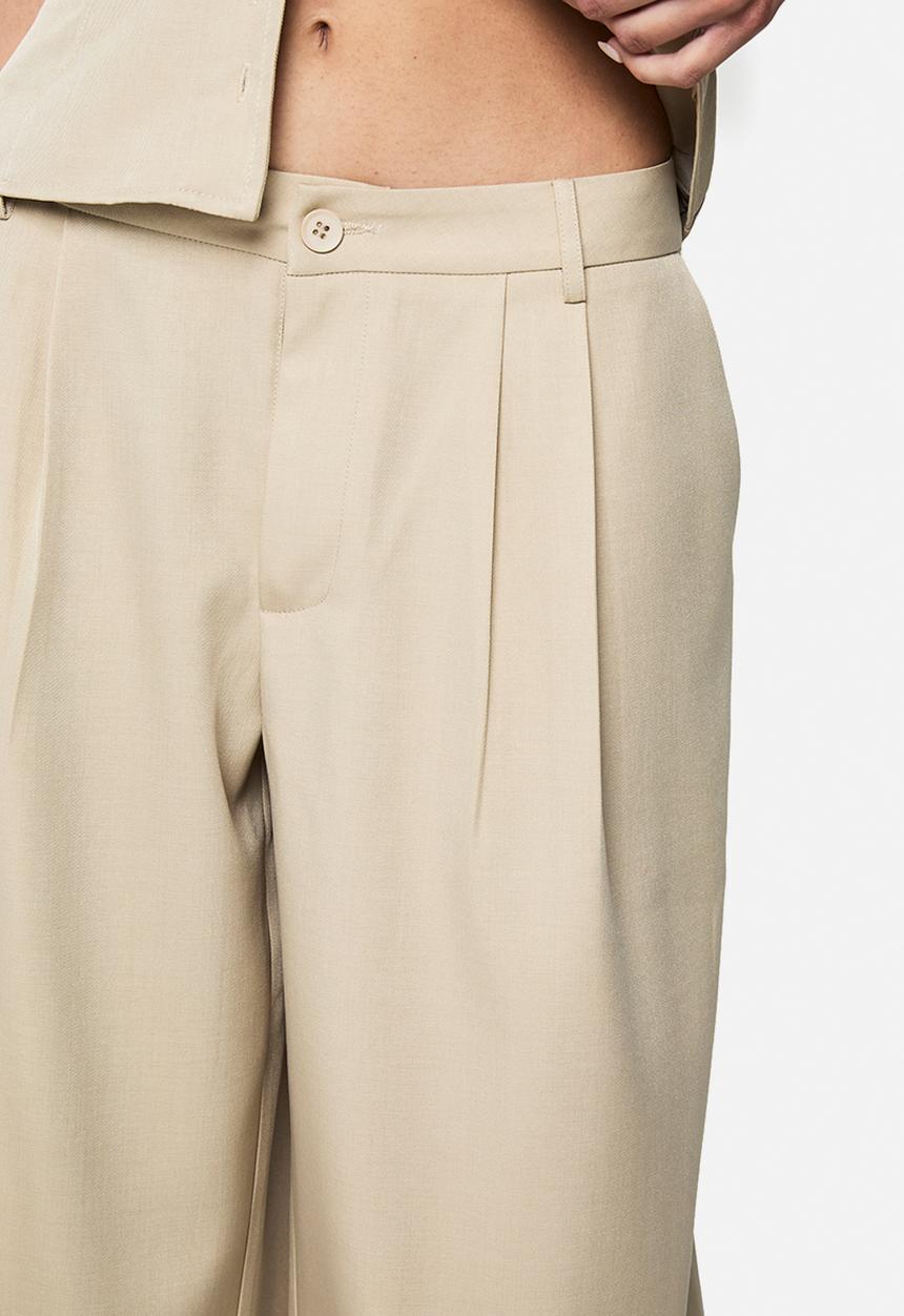 boohoo - Tailored pleated front wide leg trousers - stone